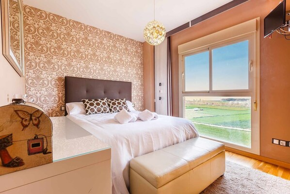 3 bedrooms, iron/ironing board, free WiFi, bed sheets