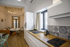 Microondas, cafetera y tetera, tostadora y utensilios de cocina 