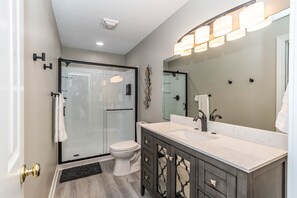 Shower, hair dryer, towels, soap - Sleeps 19 & location can’t be beat! Walk to water & marina.Summer booking fast! (Holiday Island)