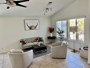 Smart TV, caminetto, videogiochi, libri