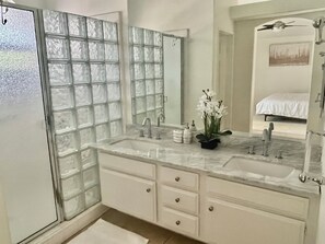 Hair dryer, bidet, towels, soap - Golf, Tennis, and Hiking: Unveil the Desert Oasis! (Palm Desert)
