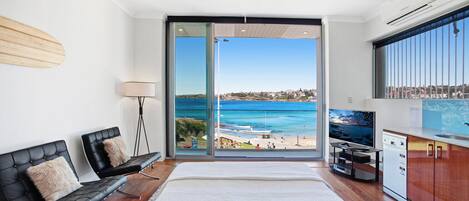 2 camere, una scrivania, ferro/asse da stiro, culla da viaggio