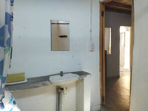 Classic Double Room | Bathroom | Free toiletries, towels - Los Almendros Mancora (Piura)