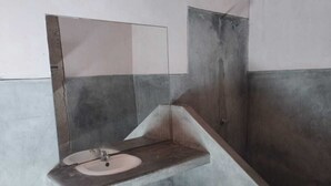 Classic Double Room | Bathroom - Los Almendros Mancora (Piura)