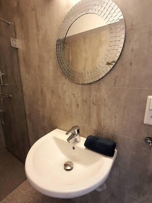 Dusche, Haartrockner, Handtücher