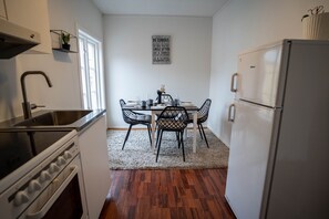 Réfrigérateur, four à micro-ondes, un four, surface de cuisson