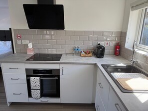 Een koelkast, een magnetron, een oven, een kookplaat