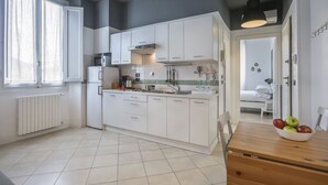 Coffee/tea maker, fridge, microwave, stovetop