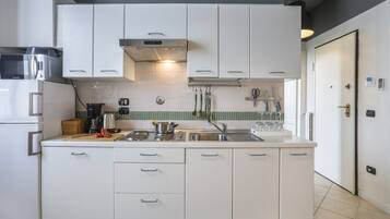 Réfrigérateur, micro-ondes, plaque de cuisson, lave-vaisselle