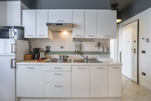 Een koelkast, een microgolfoven, een kookplaat, een vaatwasser