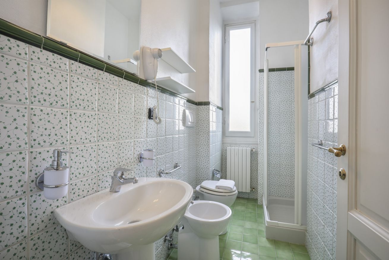 Dusche, Haartrockner, Bidet, Handtücher