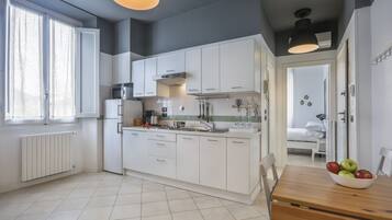 Réfrigérateur, micro-ondes, plaque de cuisson, lave-vaisselle