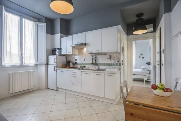 Een koelkast, een microgolfoven, een kookplaat, een vaatwasser