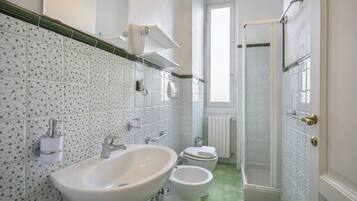 Dusche, Haartrockner, Bidet, HandtĂŒcher