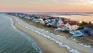 En la playa y camastros 