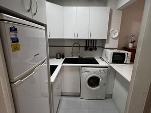 Kühlschrank, Mikrowelle, Wasserkocher mit Kaffee-/Teezubehör, Toaster