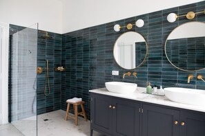 Badewanne, Haartrockner, Handtücher