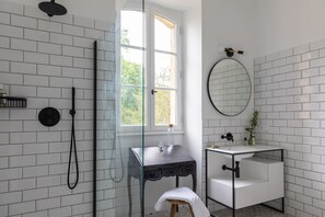Bathtub, hair dryer, towels - Refurbished Chateau, Sleeps 20 with Luxury Pool (Labarthe)