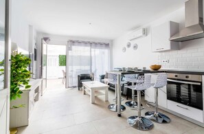 Jääkaappi, mikroaaltouuni, uuni, liesi