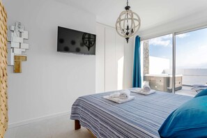 2 makuuhuonetta, työpöytä, silitysrauta/-lauta, vauvan matkasänky