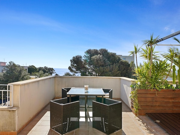 Outdoor dining - Ideal holiday on the Mediterranean beach (Miami Platja)