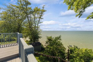 Property grounds - Treat yourself - Enjoy Spring and summer on the lake. (North East)