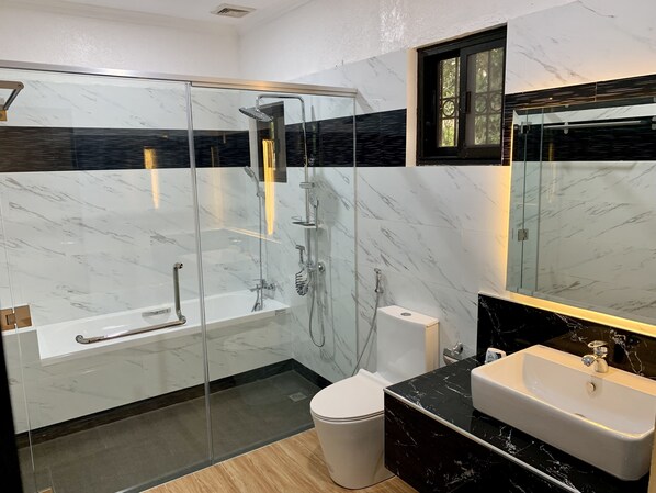 A modern bathroom with a glass-enclosed shower, a bathtub, a toilet, and a sink. - 3 Peaks Resort & Boutique Hotel (Lipa)
