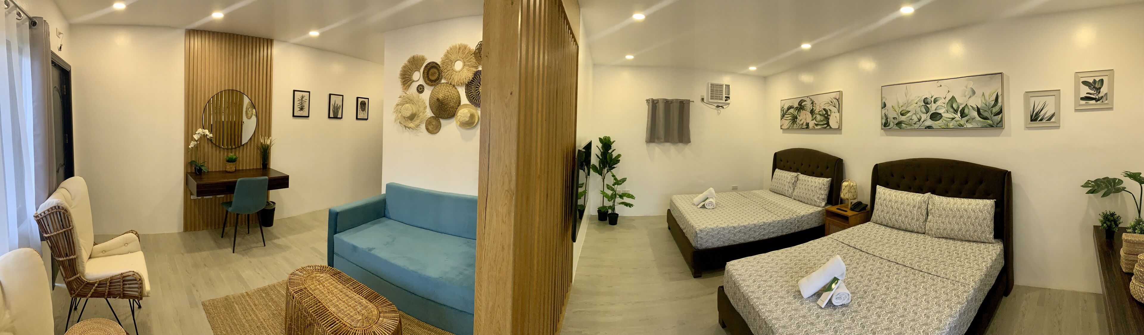 Minibar, decoración personalizada, muebles diferentes y escritorio 