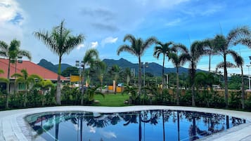 Una piscina al aire libre, camas de piscina gratis