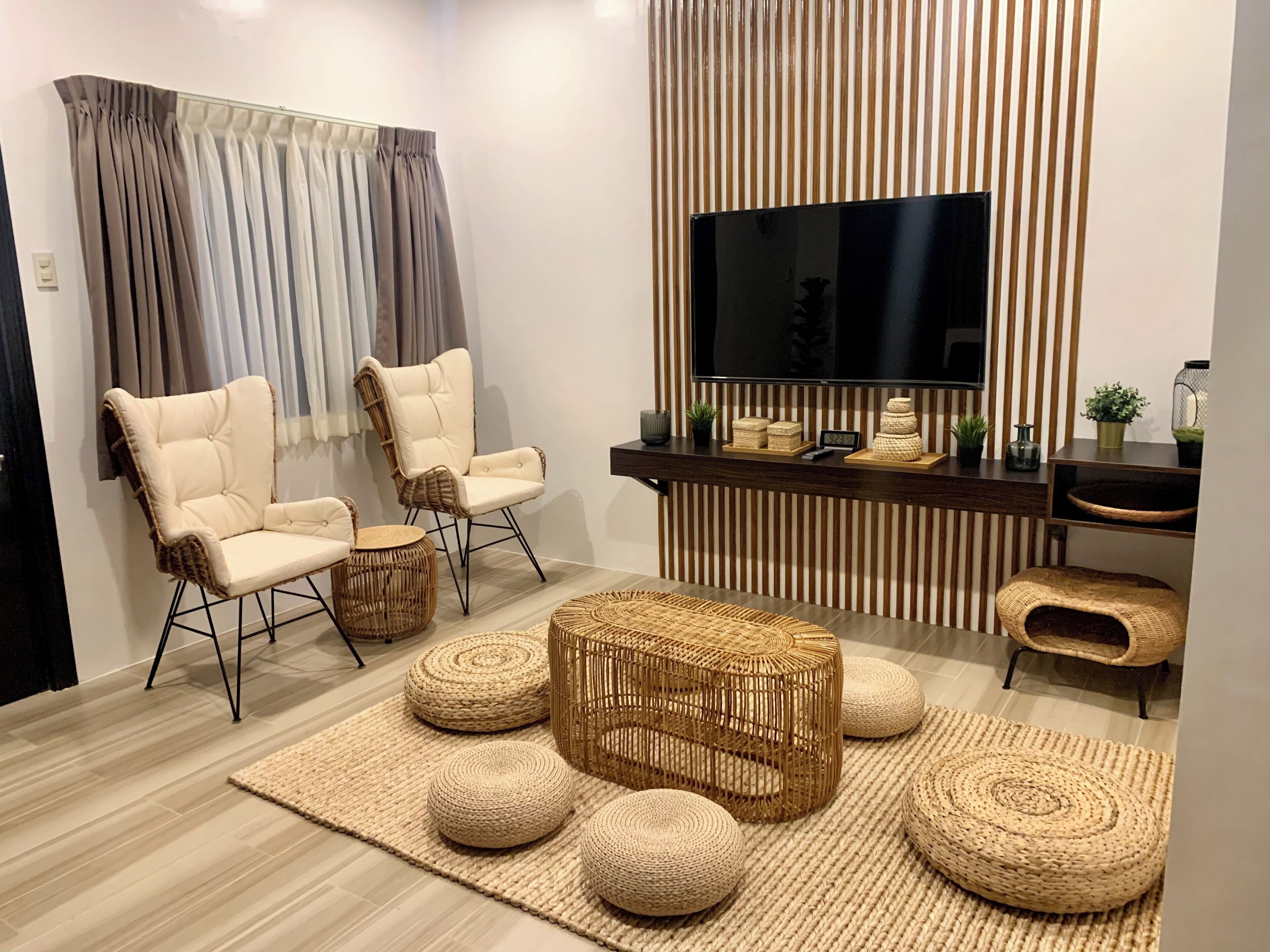 허니문 스튜디오 스위트, 금연, 정원 전망 | 거실 공간 | 디지털 채널 시청이 가능한 55인치 스마트 TV, TV