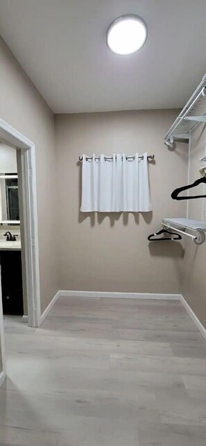 Interior - Suncoast Sunsets A. (Sarasota)