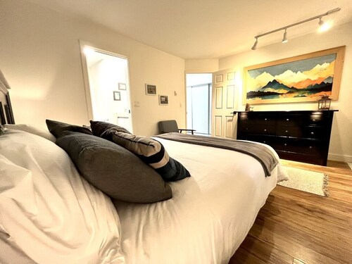 The River Apartment: Stylish apartment in a Riverfront complex.