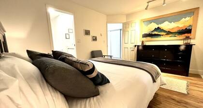 The River Apartment: Stylish apartment in a Riverfront complex.