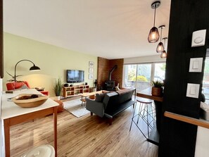 Smart TV, chimenea y estéreo 