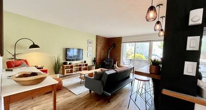 The River Apartment: Stylish apartment in a Riverfront complex.