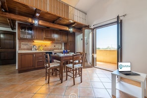 Réfrigérateur, four, plaque de cuisson, cafetière/bouilloire