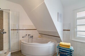 Badewanne, Haartrockner, Handtücher