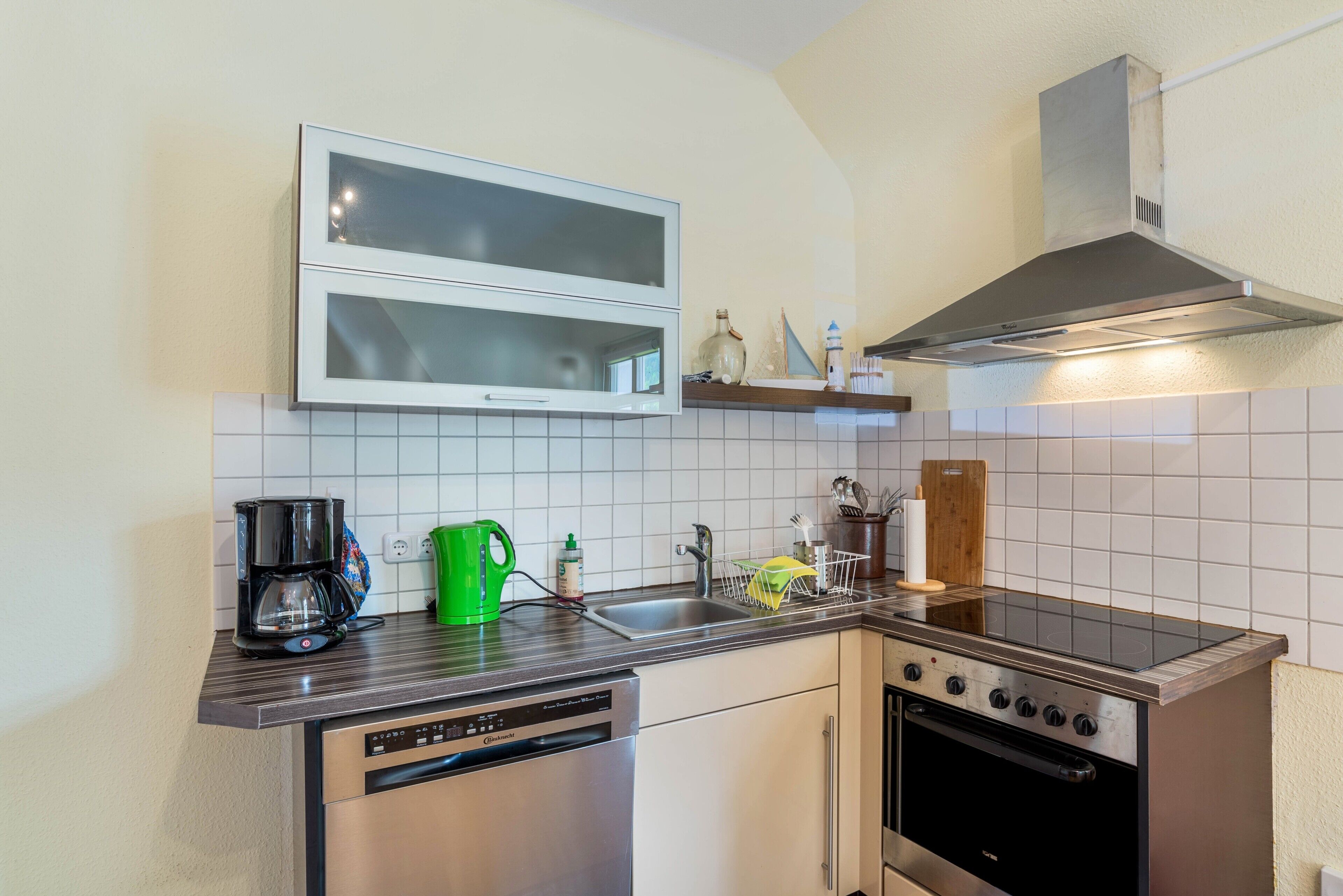 Een koelkast, een oven, een kookplaat, een vaatwasser