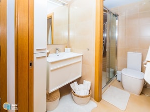 Douche, serviettes fournies