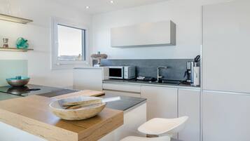 Kühlschrank, Mikrowelle, Ofen, Herdplatte