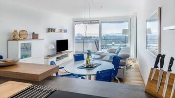 Fernseher, Tischtennisplatte, Stereoanlage
