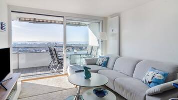 Televisión, mesa de ping pong, estéreo