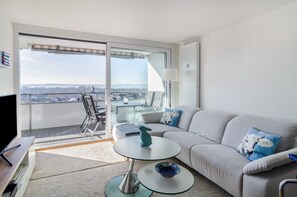 TV, tavolo da ping pong, impianto stereo