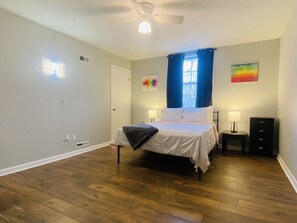 2 chambres, fer et planche à repasser, Wi-Fi gratuit, draps fournis