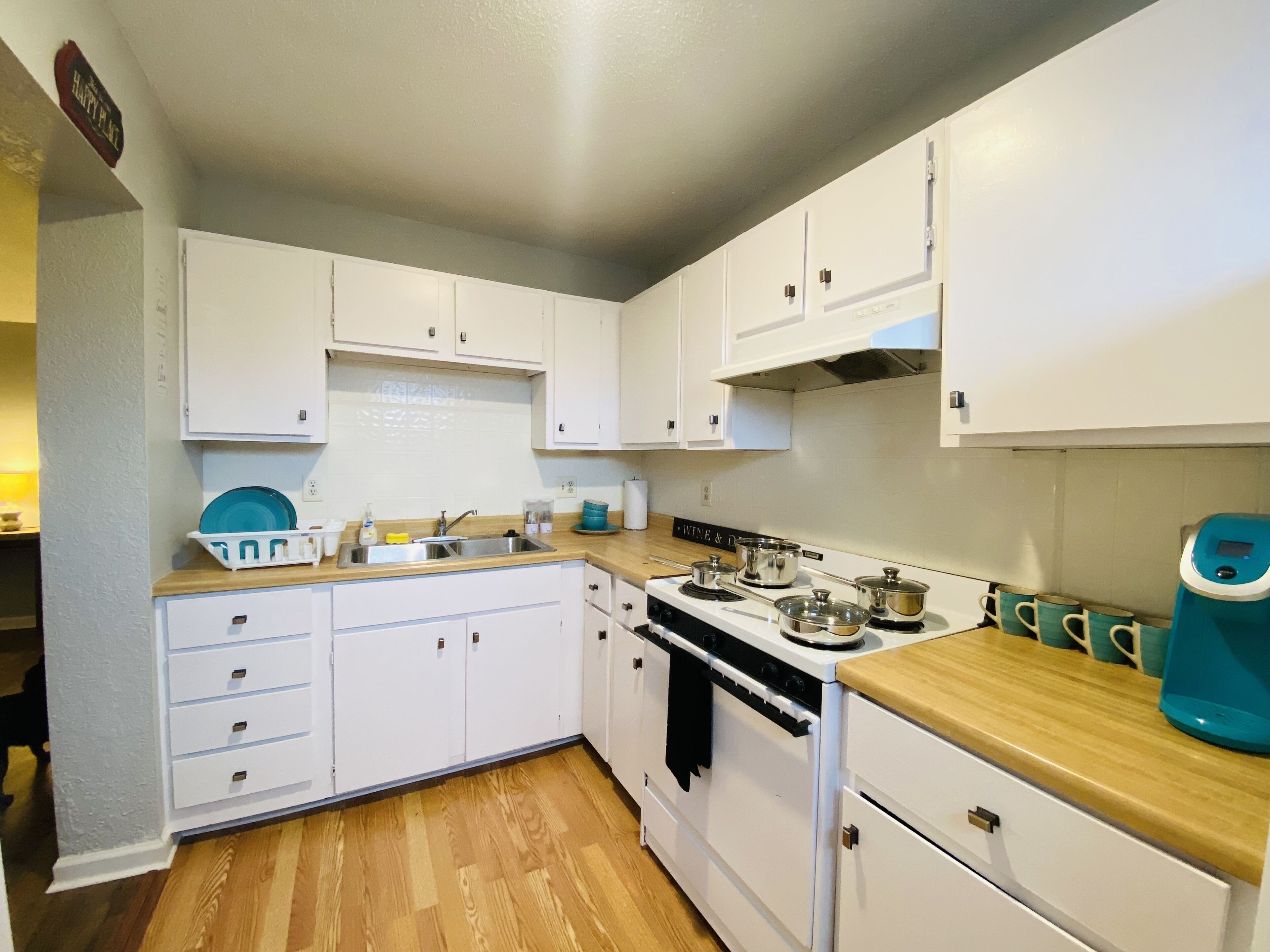 Réfrigérateur, four à micro-ondes, un four, surface de cuisson