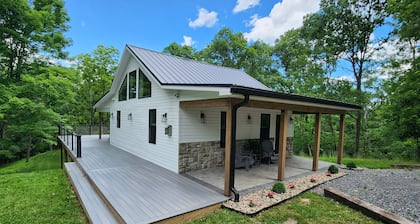 Secluded, romantic cabin with hot tub on 12 acres of woodland.