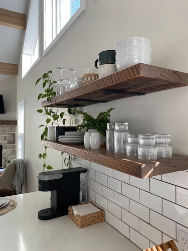 Secluded, romantic cabin with hot tub on 12 acres of woodland.