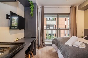 1 chambre, ameublement personnalisé, bureau