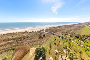 Plage, chaises longues, serviettes de plage