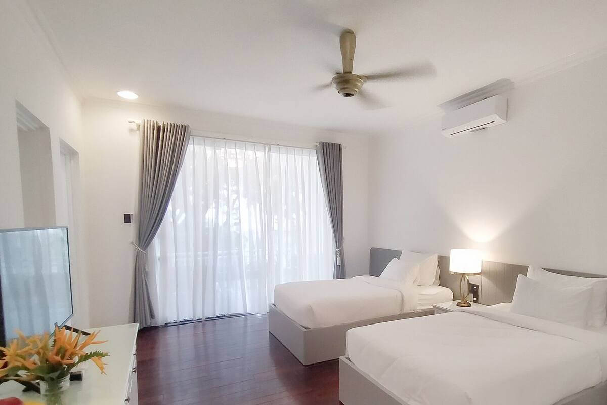 2 عدّة غرف نوم وأغطية فراش متميزة وميني بار وخزنة داخل الغرفة